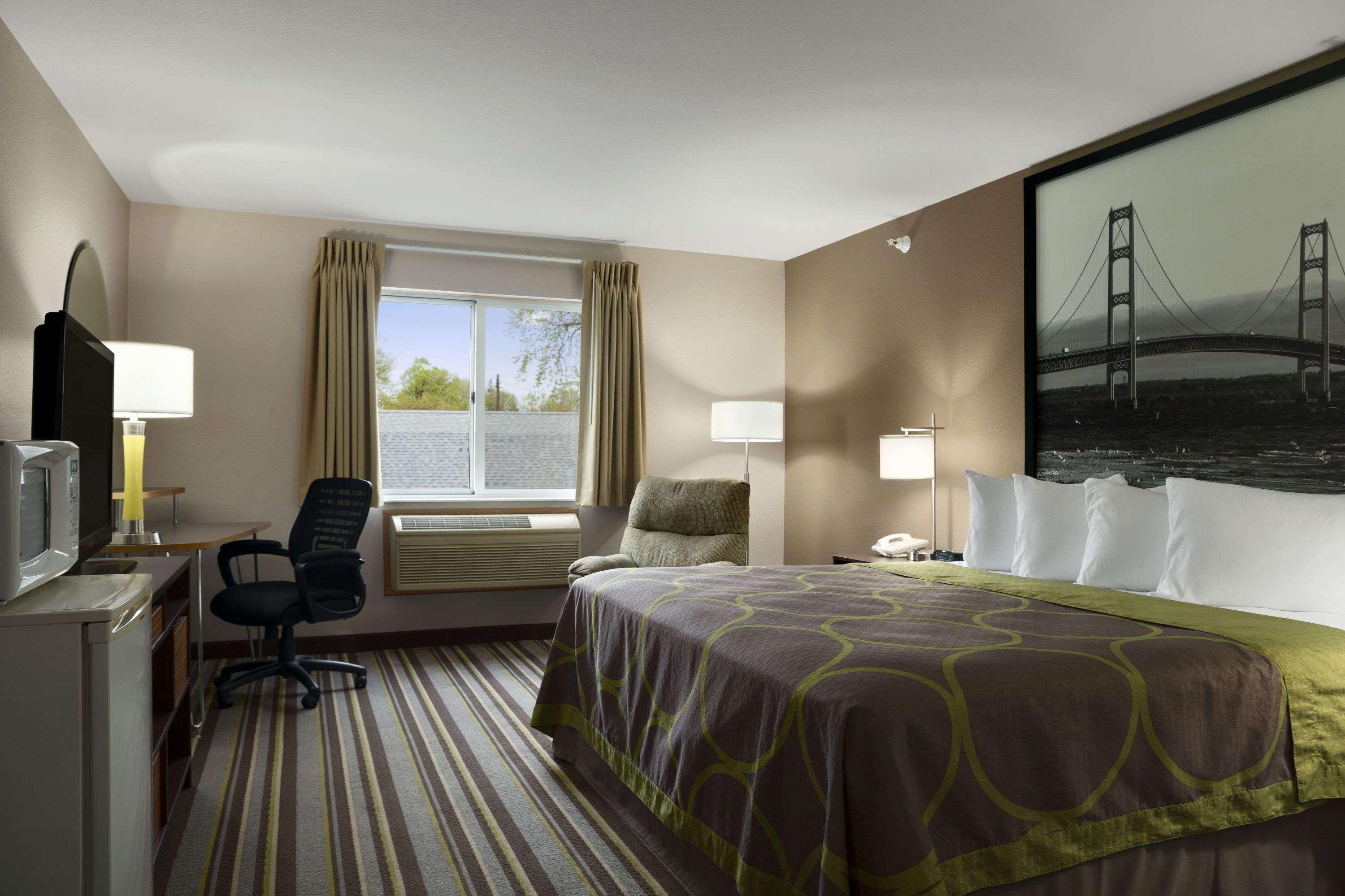 Super 8 By Wyndham Manistee Hotel Buitenkant foto