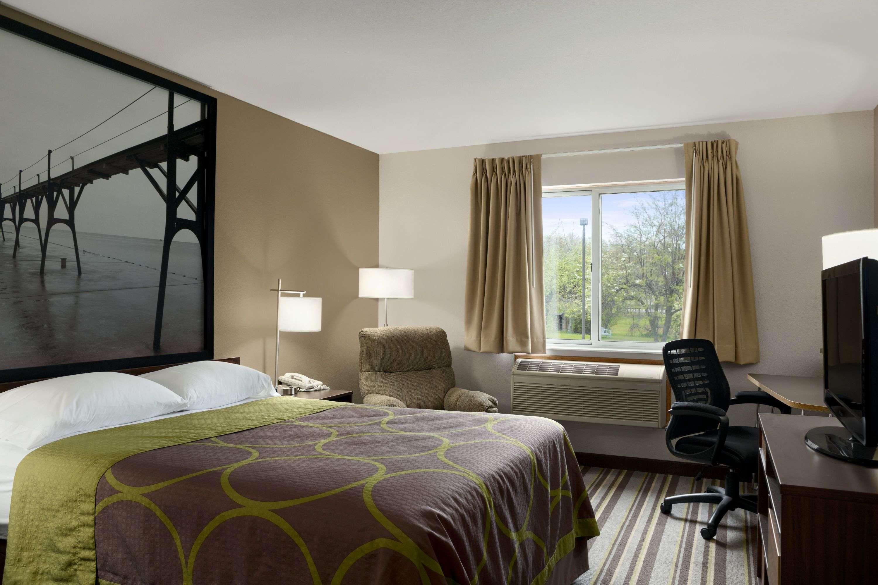 Super 8 By Wyndham Manistee Hotel Buitenkant foto