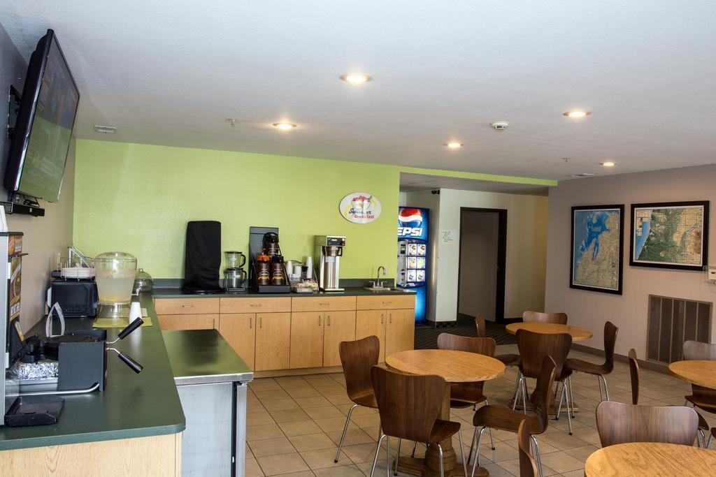 Super 8 By Wyndham Manistee Hotel Buitenkant foto