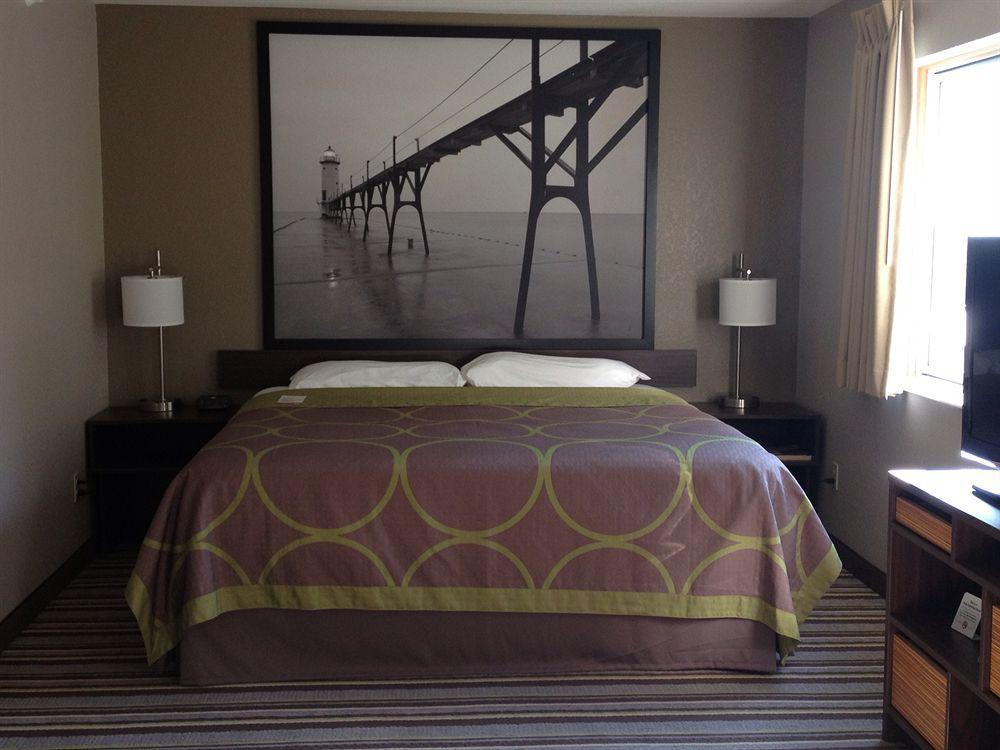 Super 8 By Wyndham Manistee Hotel Buitenkant foto