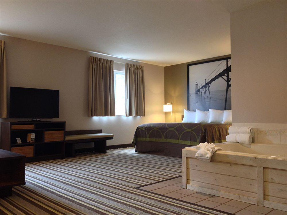 Super 8 By Wyndham Manistee Hotel Buitenkant foto