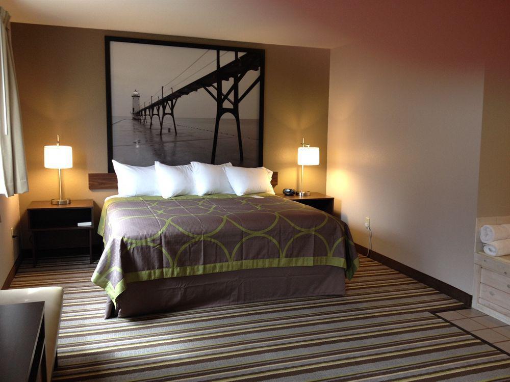 Super 8 By Wyndham Manistee Hotel Buitenkant foto